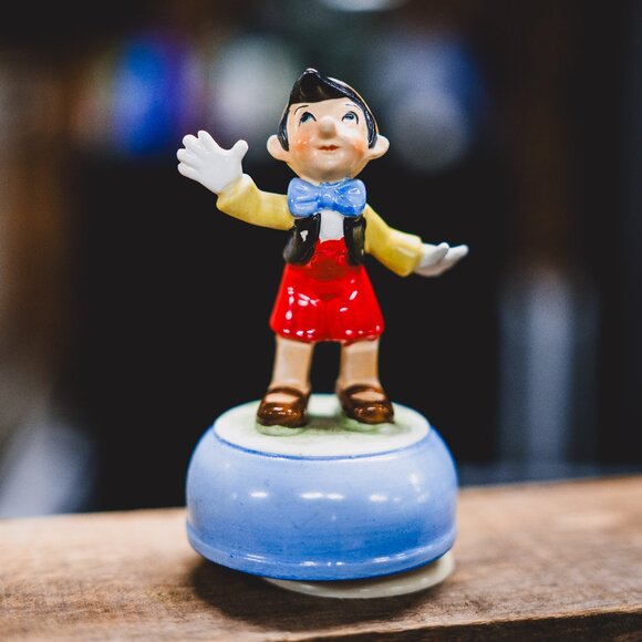 ✨🎭 Disney Pinocchio Figurine – Collectible Resin Hand-Painted Folk Art ✨🎭 - Picture 3 of 9